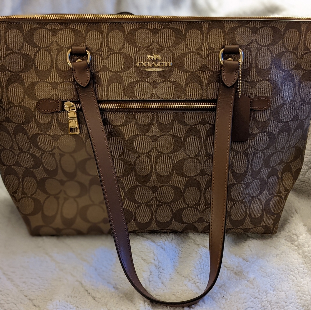 **NEW** Coach Gallery Tote in Signature Canvas